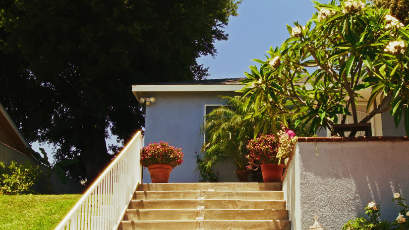 This home is perfect for those of you who want to make sure that Abuelita's well taken care of